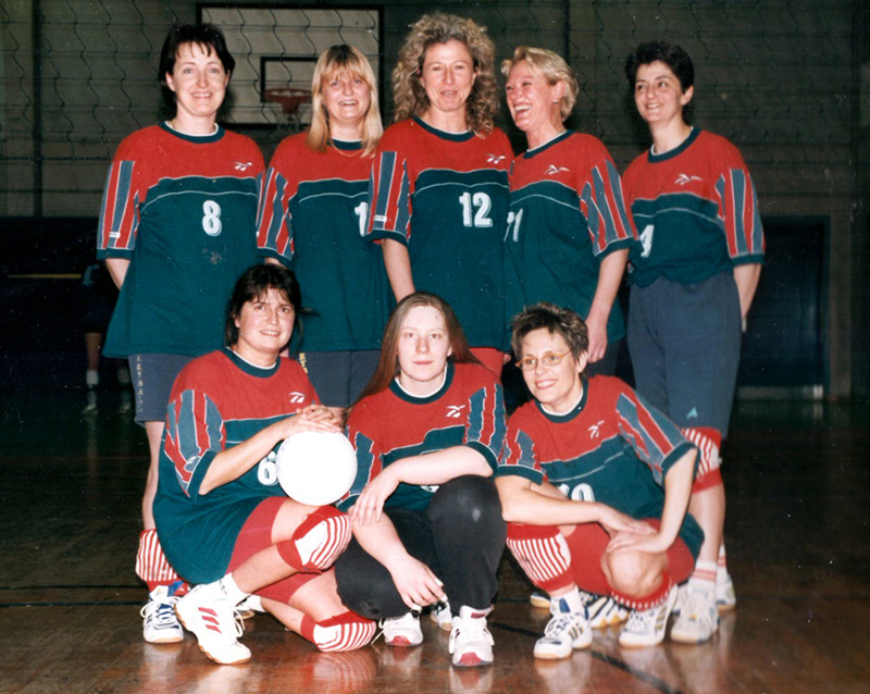 1999 Turniermannschaft --- Stehend v.l.: Erika Schielke, Elke Höhlein, Brigitte Heinlein, Angelika Leberecht, Janette Mader --- Kniend v.l.: Petra Schlosser, Dagmar Koller, Ulrike Mollwitz