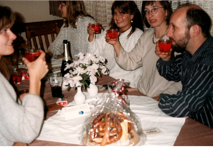 1996 Geburtstagsfeier des Trainers Herbert Pöschel --- Auf dein Wohl Herbert: v.l.: Sabine Löhlein, Elke Höhlein, Petra Schlosser, Elke Wittig, Herbert Pöschel